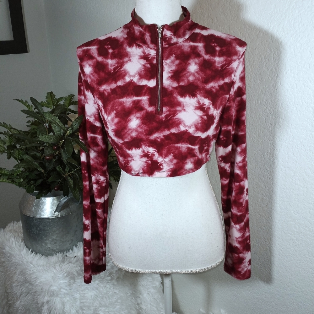 FEATHERS RED TURTLENECK TIE DYE CROP TOP SZ.M EUC